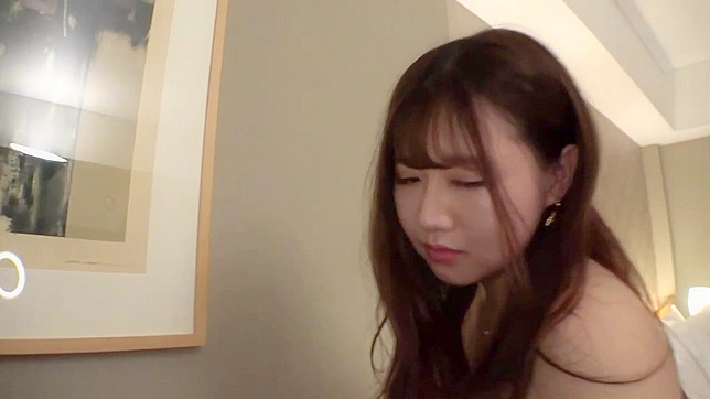 日本妻子带情人回家做爱，丈夫在旁当绿帽观看