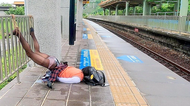 疯狂JAV XXX！日本绑女在公园户外被众人射精