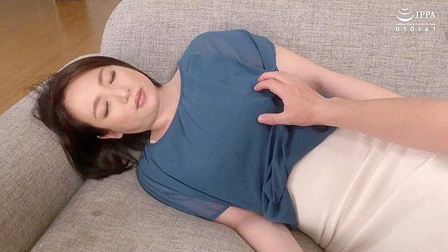 色欲儿子舔柔软阴唇并趁父亲不在时上床操丰满日本妈妈