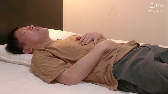 淫乱的日本母亲被儿子狠狠地干，愉悦地尖叫出声。