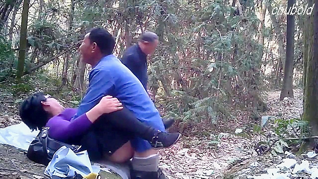 肮脏的中国妓女在公园户外为两男口交和做爱赚$7。