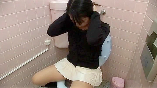 隐秘摄影机捕捉：办公室女郎在洗手间悄悄自慰