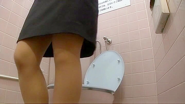 办公室厕所偷窥—日本女职员自慰被拍到