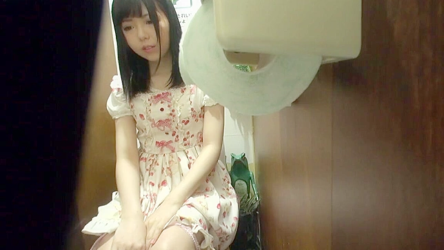 隐藏摄像机，害羞的日本美女在厕所里激烈自慰