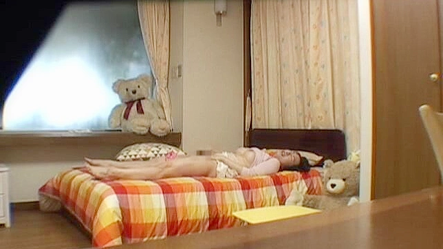 饥渴儿子在监控中发现母亲自慰的瞬间