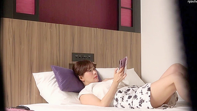 变态酒店老板企图偷拍日本婊子自慰场景