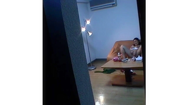 窥阴式偷拍镜头捕捉到日本母亲放荡自慰的瞬间