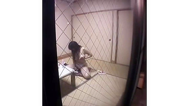 偷窥狂用隐藏摄像机拍到日本女人自慰被抓住了