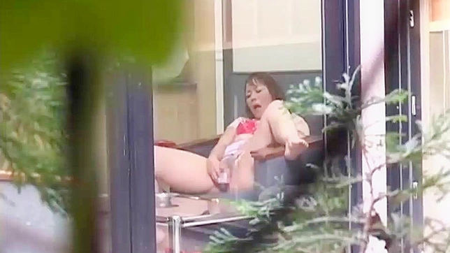 淫乱发现！日本妈妈隔着窗户自慰被拍到