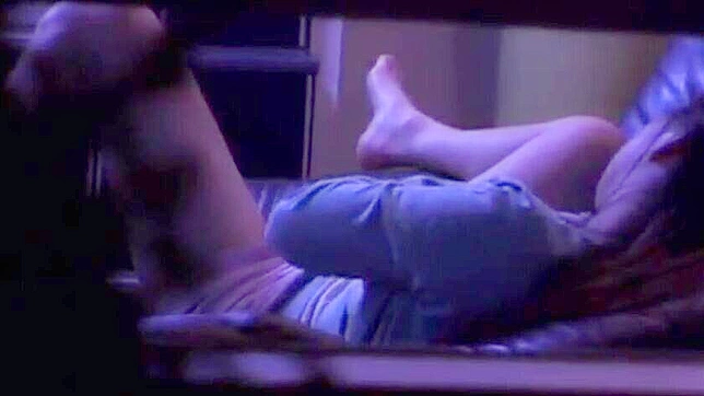 甜美的日本少女被隐秘摄像头拍到自慰高潮