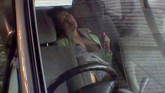 甜美的日本女孩在车里自慰被隐藏摄像头发现