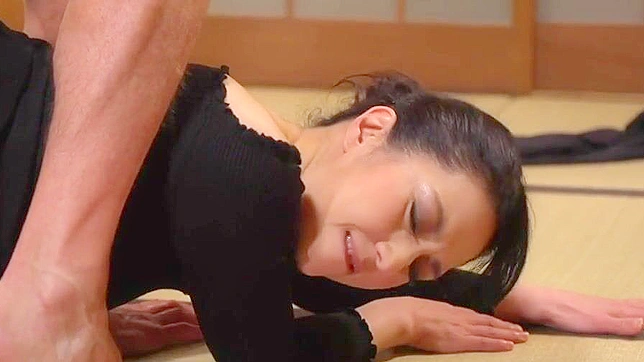 与我们的日本熟女体验极致快感，首次迎接外国男子