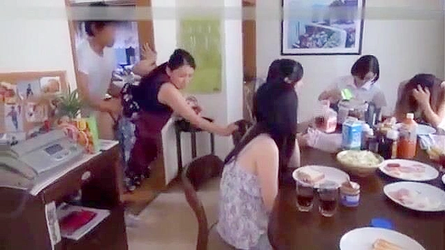 一心多用继母独享家庭唯一男性的激烈欢爱
