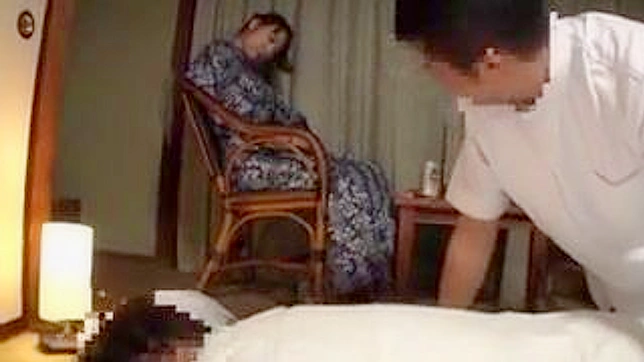 性感熟女在日本享受油按摩，激情四射超爱这感觉