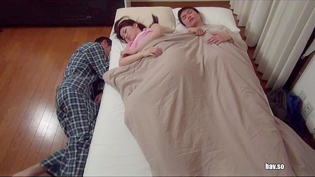 爸爸睡梦中，我的欢愉—东方色情视频