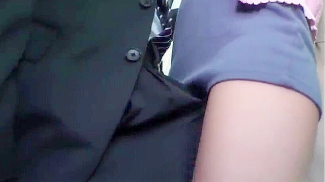 在拥挤公交车上的疯狂邂逅让迷人熟妻得到满足