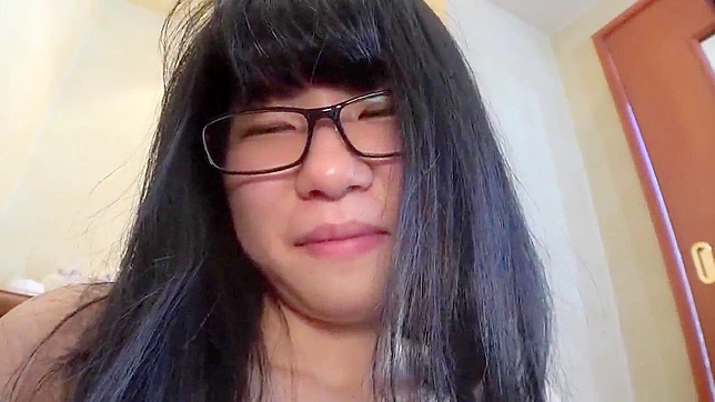 枫叶湿润蜜穴在刺激亚洲色情片中被手指插入