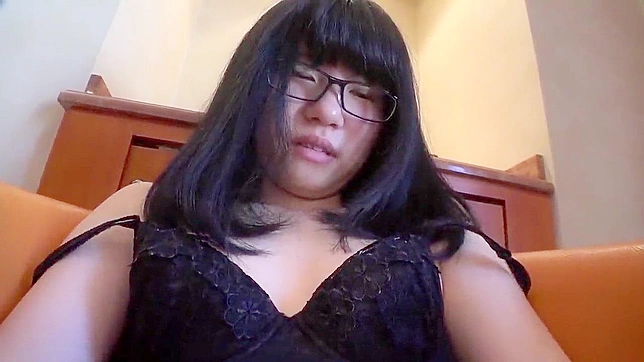 枫叶湿润蜜穴在刺激亚洲色情片中被手指插入