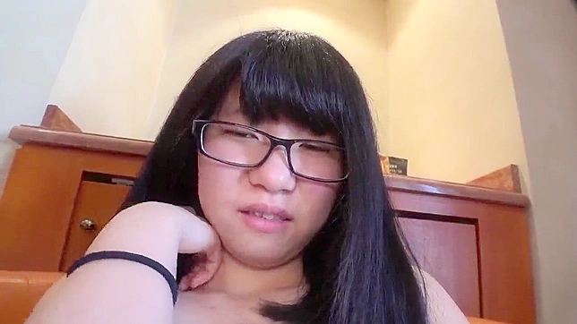 枫叶湿润蜜穴在刺激亚洲色情片中被手指插入