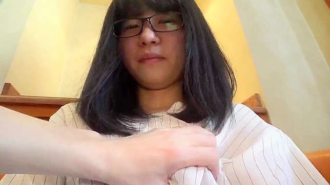 枫叶湿润蜜穴在刺激亚洲色情片中被手指插入