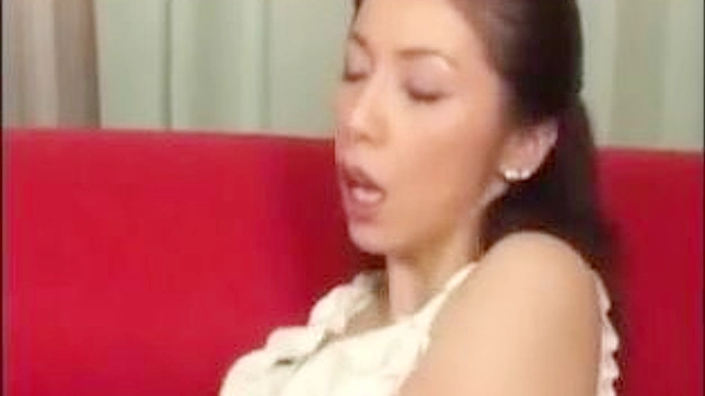 熟女诱惑:偷窥儿子与女友后展开火热性爱