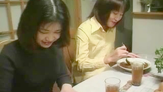 性感亚裔情侣与好友在疯狂的SM游戏中狂欢