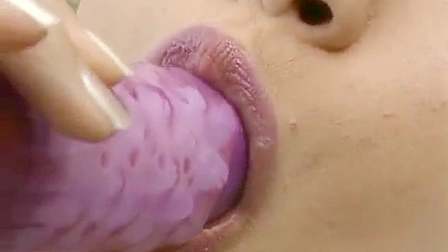 户外手淫的年轻日本美女