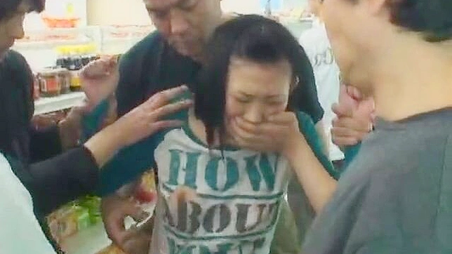 购物时对亚洲美女的猛烈侵犯