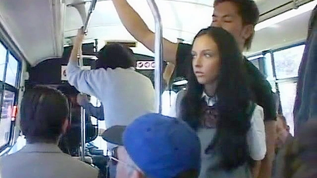 公交车上被亚洲男人侵犯，棕发女学生的秘密幻想实现