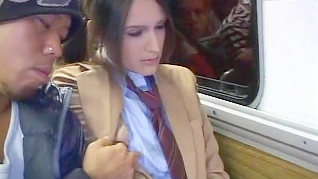 日本校花被棕发男子猥亵