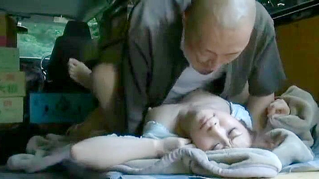 自然交欢拥抱—林间激情嬉戏