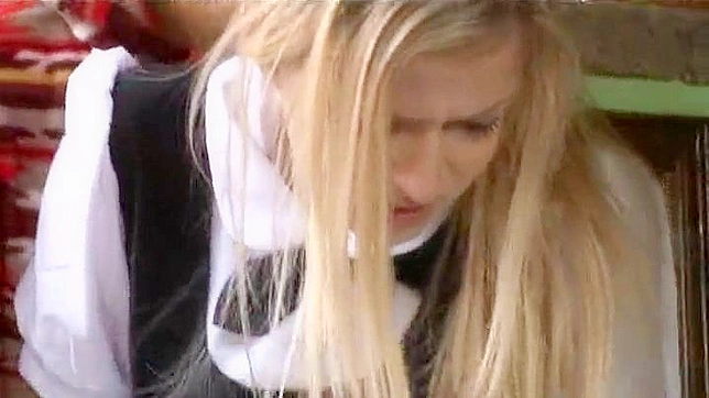 日本顾客猥亵并玩弄性感女服务员Abigaile Johnson的私处