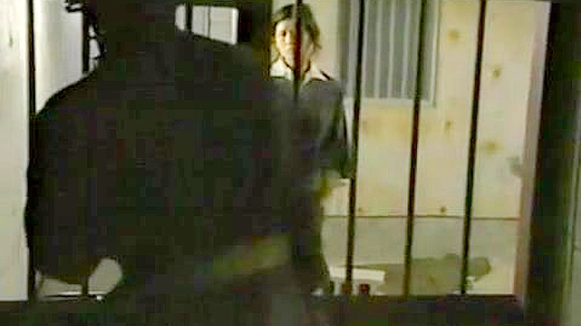 日本女囚犯屈服于粗暴性行为