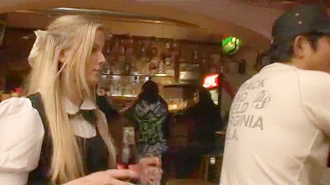 日本顾客在激情性场景中狂野征服金发女服务员艾比盖尔·约翰逊。