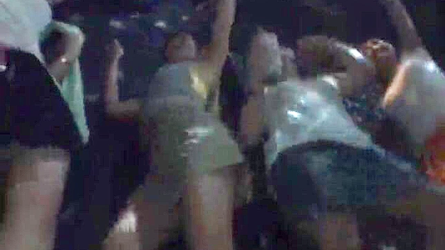 拥挤俱乐部醉汉对可怜女孩的狂野性爱