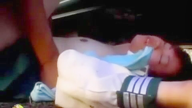 迷失少女在灌木丛中被陌生人带走