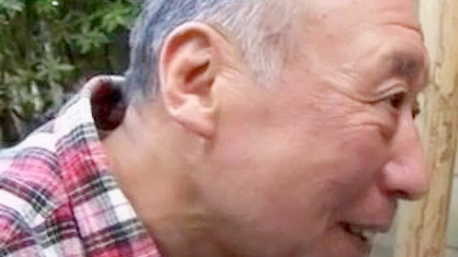 东方熟女享受年轻美女的美味款待