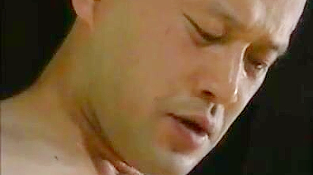 村妇与丈夫好友私密幽会被揭露，家中共赴无套激情夜