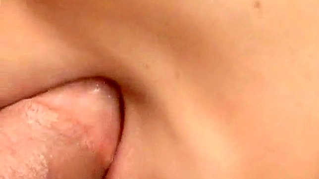 梦咲要性感女仆制服丝袜厨房地板激情扮演