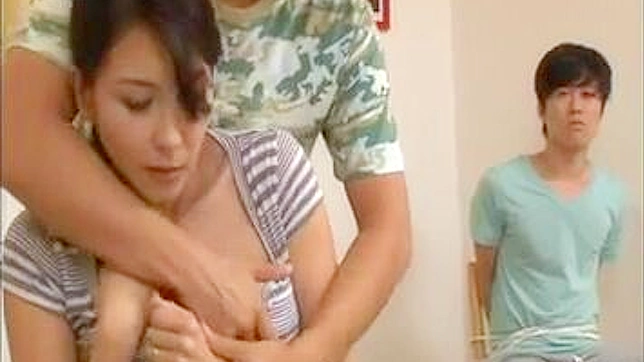 熟女诱惑儿子朋友在激情日本色情片中