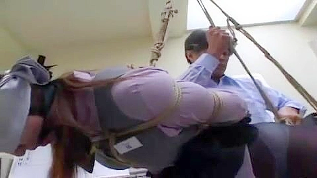 疯狂同事与日本秘书在办公室中央的束缚游戏