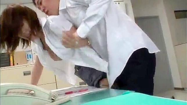 戴面具同事在办公室对日本女职员性侵的色情片