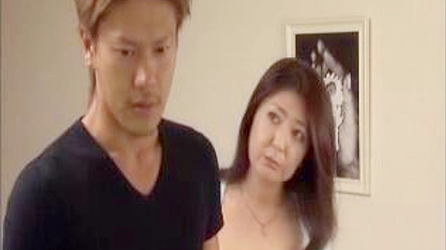 激烈继兄争吵后妈妈屁股被玩弄至高潮