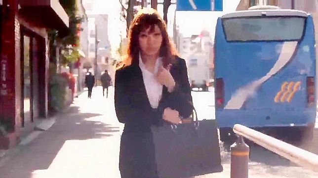 在移动车辆上的疯狂性爱 — 美奈美波野的狂热之旅