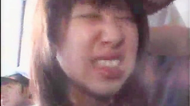 公共色情表演：可爱亚洲女孩被双插入群交