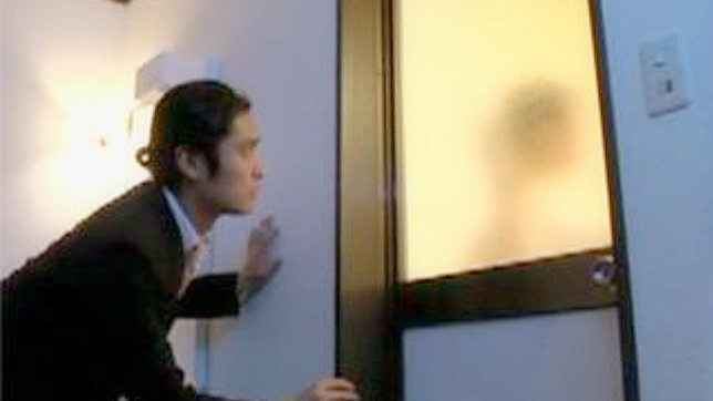 儿子意外发现秘密色情片—妈咪与情人的火热恋情故事