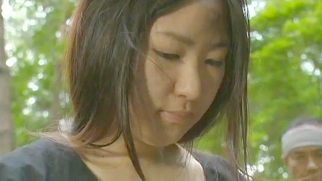 被处决丈夫对被捕村女的复仇；游击士兵残忍性行为展示