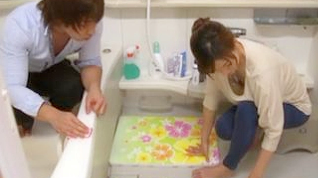 浴室里的激情邂逅：肮脏男与性感女孩东岛惠里