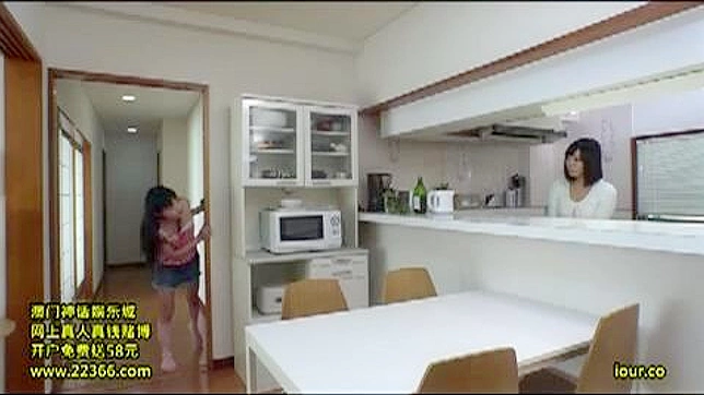 亚洲调皮妹妹趁姐姐不在与男友秘密幽会