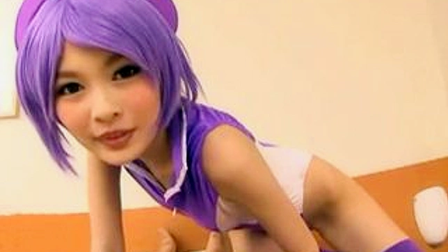 日本俏皮女孩穿粉红在三人行中被射精